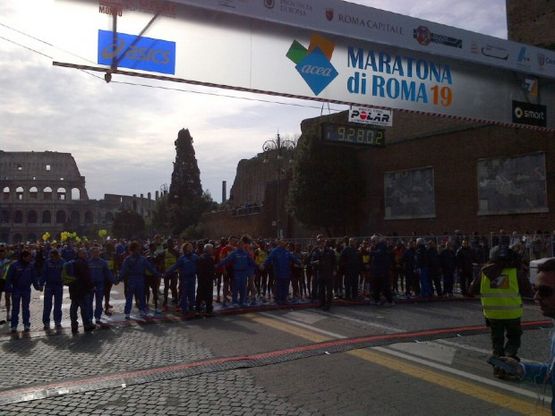 Al via la Maratona di Roma<br />I podisti partono dai Fori