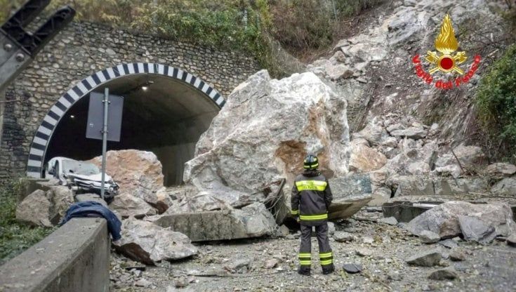 Maltempo in Lombardia, frana sulla statale Lecco-Ballabio: distrutto un furgone. I due passeggeri: "Vivi per miracolo" 
