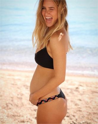 Bar Refaeli, scatto col pancione su Instagram
