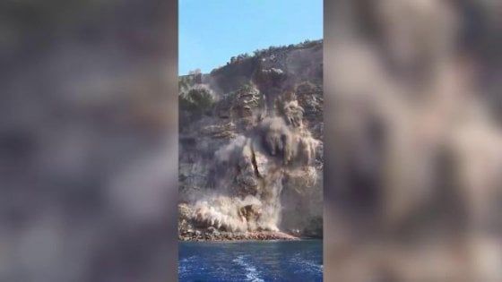 Ventotene, crolla costone di roccia: isolati un albergo e 15 case. Il sindaco: "Attesa nuova frana nei prossimi giorni"