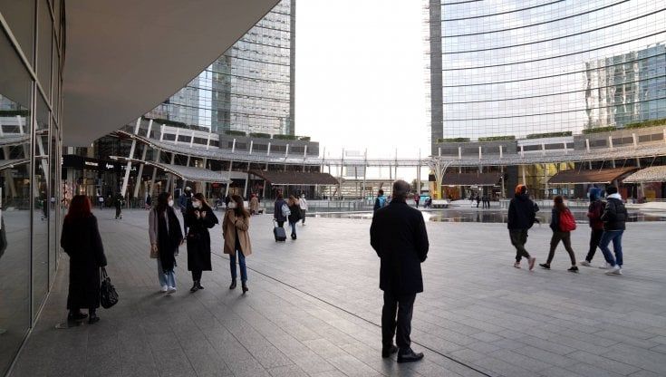 Il lockdown lombardo con l'arancione scuro sperando basti a evitare la zona rossa. Oggi i dati del Cts