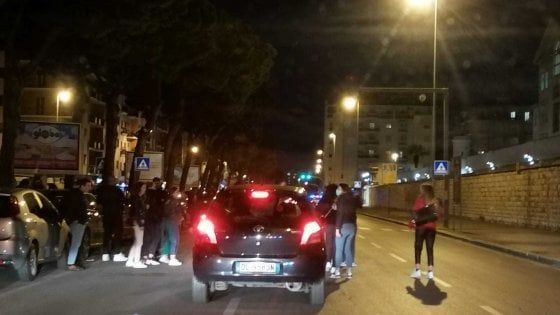 Coronavirus, protesta nel carcere di Bari contro il limite ai colloqui: mogli dei detenuti bloccano la strada