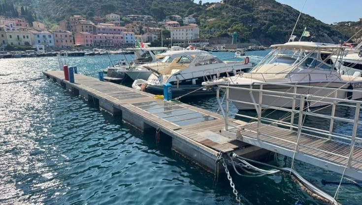 Il primo pontile che produce energia dal sole e dal moto delle onde