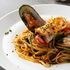 Il trionfo degli spaghetti allo scoglio. In vacanza gli italiani ordinano gli anni Ottanta