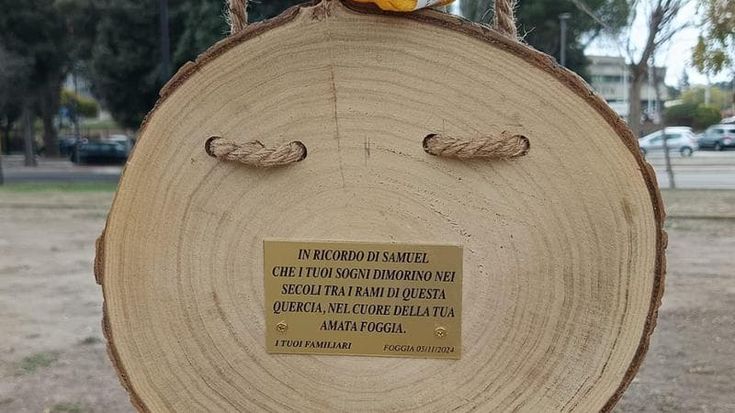 Una quercia in ricordo di Samuel Del Grande, tifoso del Foggia morto a 13 anni: “Qui gli amici potranno vivere ancora i suoi sogni”