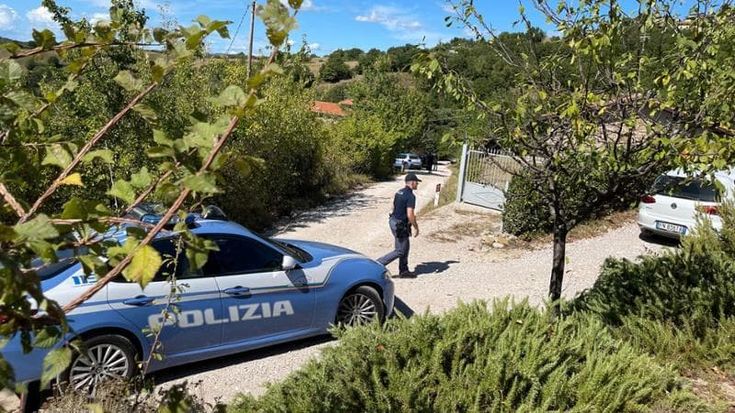 Strage in famiglia a Fratticiola Selvatica: uccide moglie e figlia e poi si spara col fucile
