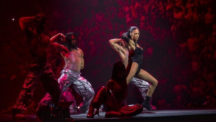 Elodie, 'Catwoman' dalla gran voce: lo show in streaming dal forum di Assago è un'esplosione di energia