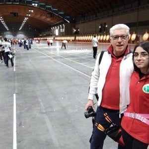 Tiro con l'arco, la 14enne medaglia d'oro rimane senza palestra: si allena in garage