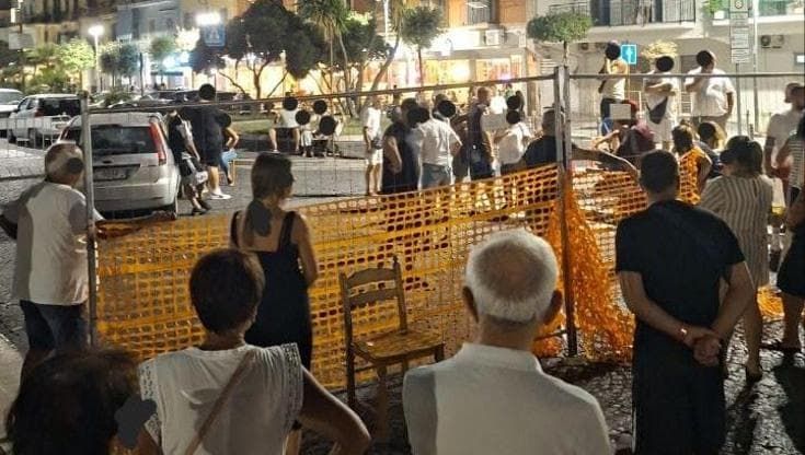 Pozzuoli, la serata di protesta degli sfollati: lungomare bloccato con sedie e transenne