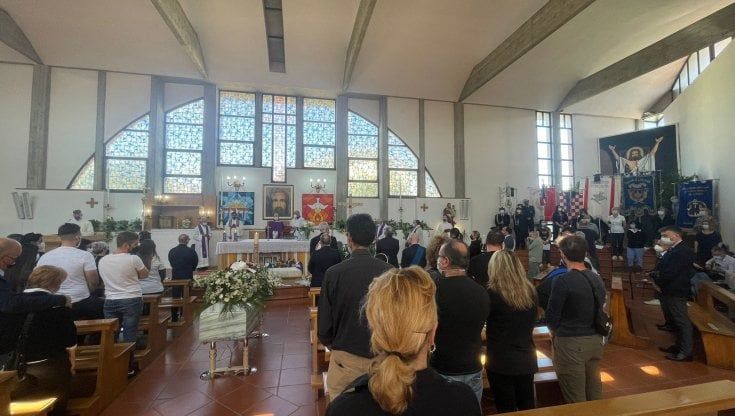 Pistoia, i funerali di Luana, il vescovo: "Davanti al suo corpo straziato diciamo che le morti sul lavoro sono inaccettabili"