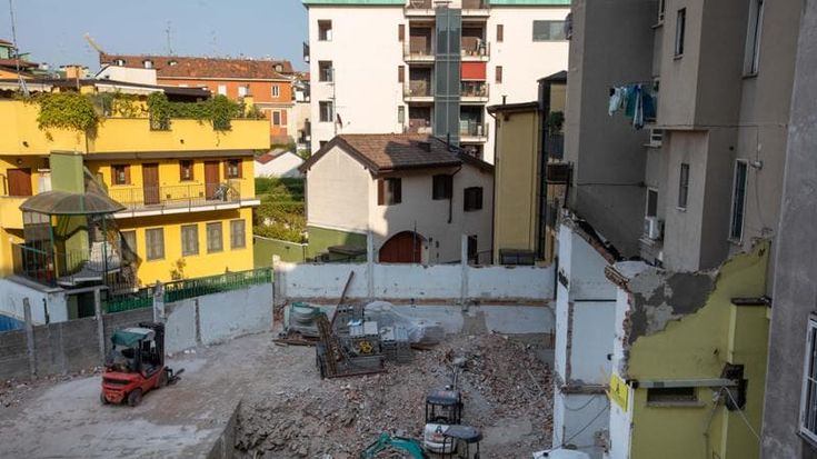 Via Gassendi, stop alle ruspe: il Comune ferma i lavori del nuovo condominio nel cortile dopo la protesta dei residenti