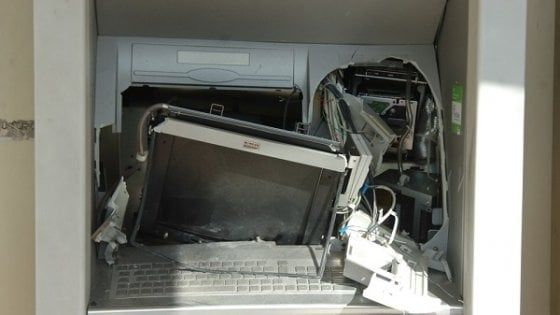 Brindisi, torna la banda del bancomat: commando lo fa esplodere e fugge con i soldi