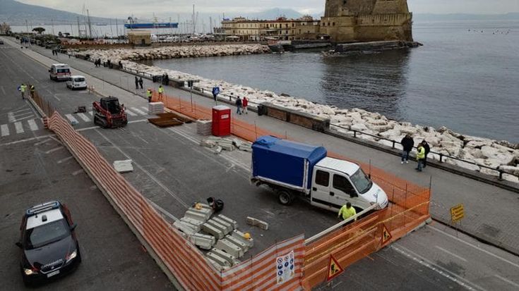 Lungomare di Napoli, via al restyling: lavori per rifare marciapiedi e pavimentazione
