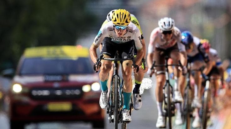 Tour de France, Pello Bilbao osa da lontano e vince a Issoire. Vingegaard resta in giallo