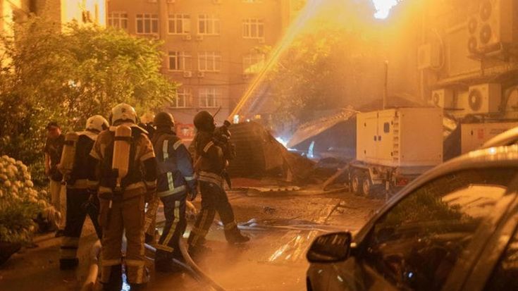 Inferno a Kiev, pioggia di missili russi: crolli e incendi. “Colpito anche un pronto soccorso”