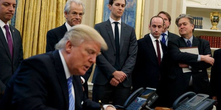 Usa, Trump firma per bloccare i fondi per l'aborto: indignazione social per la foto con soli uomini
