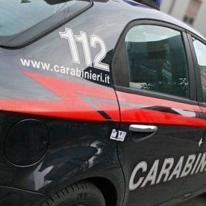 Reggio Emilia, picchia e minaccia la moglie, aggredisce il figlio