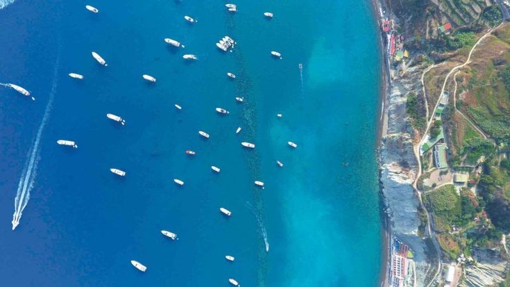 “Ischia vista dal cielo”, l’Isola verde raccontata dall’alto con gli scatti di Gianni Mattera
