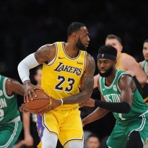 Basket, Nba: Irving schianta i Lakers, show Antetokounmpo per i Bucks
