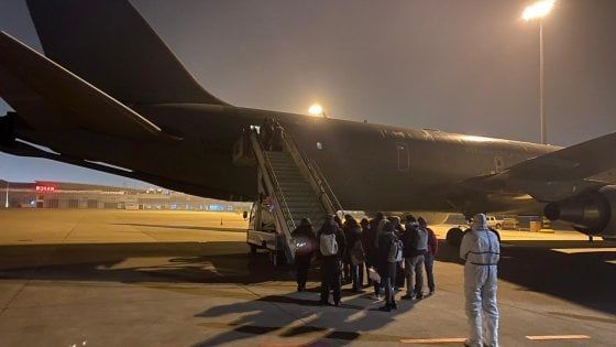 Coronavirus, Sileri: "Al ritorno da Wuhan usate le procedure di ebola"