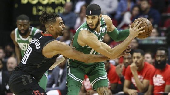 Basket, Nba: Belinelli vince il derby con Gallinari, i Celtics cadono a Houston