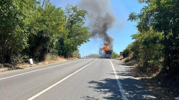 Bus in servizio va a fuoco sulla Portuense, nessun ferito