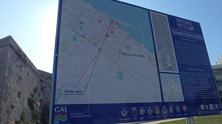 A Mola di Bari cartelli in un inglese incomprensibile davanti al castello. Dopo le polemiche il Gal chiede scusa, ma ricade nello stesso errore