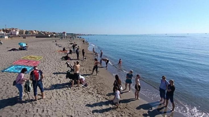 Ostia, sorpreso a molestare una minorenne: picchiato dai bagnanti