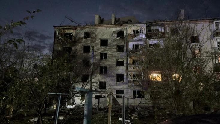 Ucraina, attacco russo vicino a Kiev: distrutto edificio residenziale