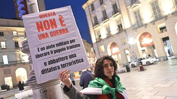 Mitra, in piazza da sola a difendere l’attacco all’Iran. Pacifisti ed esuli divisi sulla guerra