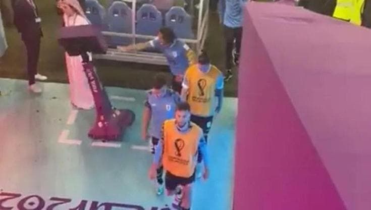 Uruguay, la furia di Cavani dopo l'eliminazione: con un cazzotto fa crollare il monitor del Var