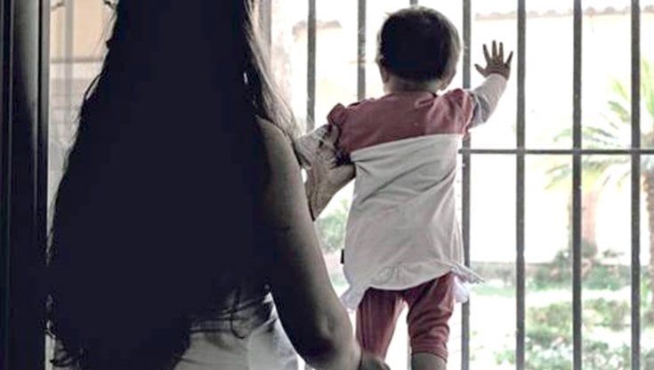 Bambini dietro le sbarre, le case-famiglia che ci sono (e non ci sono) per le madri detenute con figli piccoli