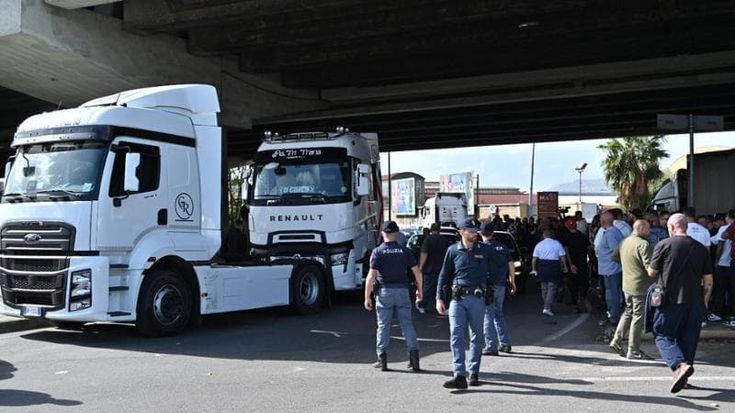 La trincea dei camion: “Delusi dal governo”. Blocchi lampo e corteo