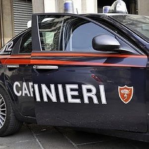 Roma, a casa ubriaco picchia la moglie e fa cadere neonato dalla culla: trauma cranico