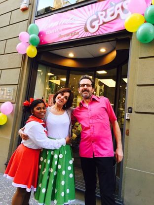 Firenze, la festa di Carnevale a tema Grease dal parrucchiere