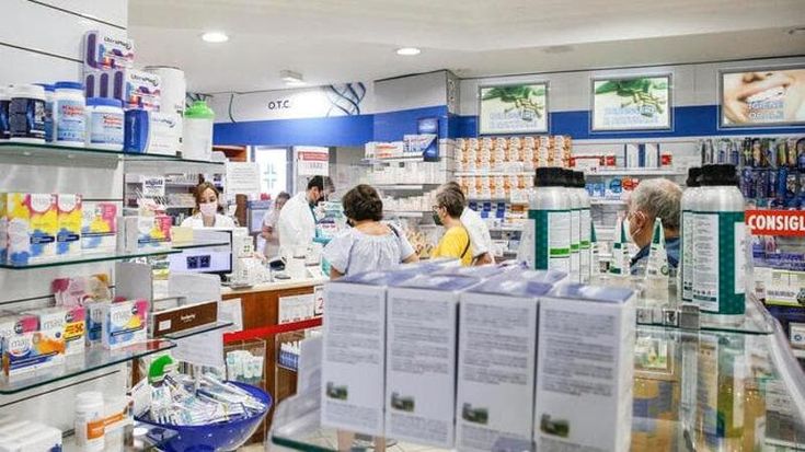 Nasce la farmacia dei servizi. Farà tutte le vaccinazioni e molte più analisi. No dei laboratori