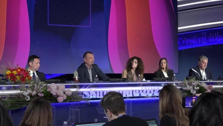 Sanremo, Amadeus innervosito su Travolta e il ballo del qua qua: "Stiamo creando un caso che non c'è, lui sapeva tutto"