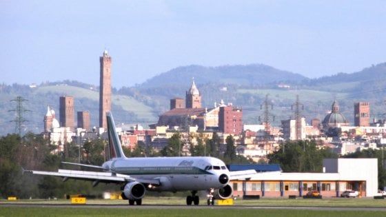 Sbarca dal Brasile con 1,3 chili di cocaina: arrestata ragazza di 27 anni a Bologna