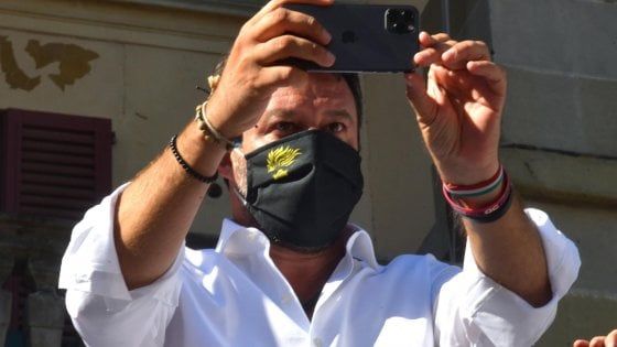 Pontassieve, Salvini aggredito da una giovane che gli strappa la camicia. La solidarietà di Renzi