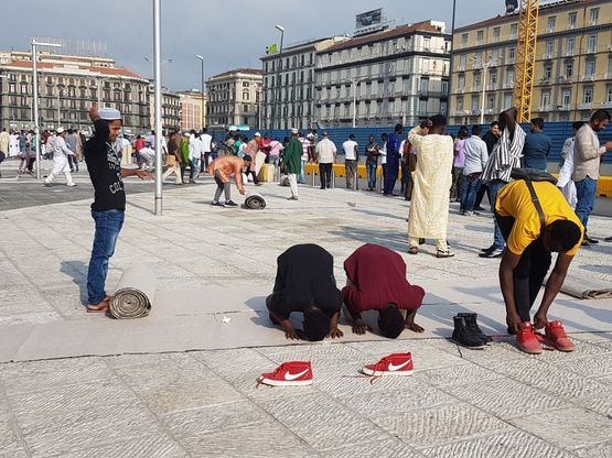 Per la fine del Ramadan migliaia di fedeli in piazza Garibaldi