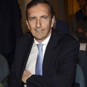 Alitalia dimezza le perdite