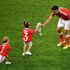 Galles, Uefa vieta bambini in campo: 