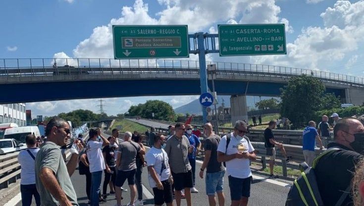 Whirlpool, operai bloccano l'autostrada per 40 minuti: una delegazione va in prefettura