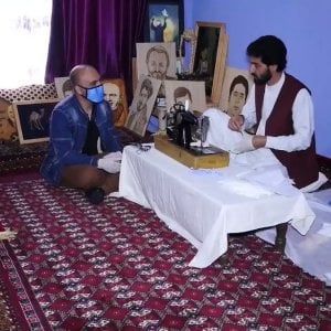 Afghanistan, dai pennelli d'artista alla macchina da cucine per fabbricare mascherine