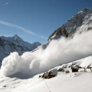 Valanga sull'Appennino reggiano, sciatore la schiva e si salva