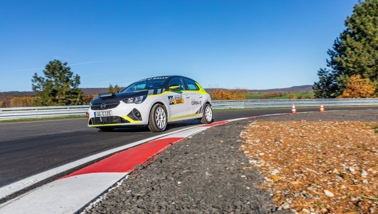 Nei rally con l'auto elettrica: la Opel Corsa scalda i muscoli