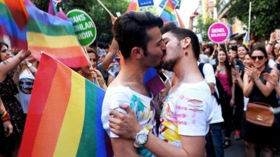 Istanbul, il Gay Pride sfida il governo: scontri e arresti. Proiettili di gomma contro il corteo