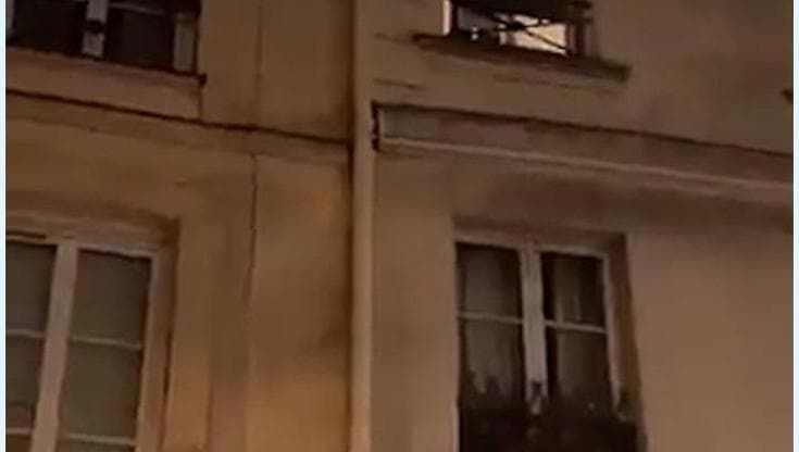 Parigi, assaltano un negozio: residente getta acqua bollente dalla finestra contro i saccheggiatori