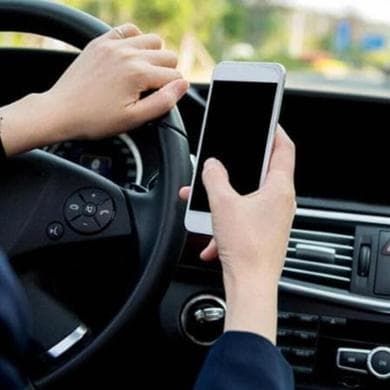 In auto distratti dalle serie tv, in tre mesi oltre il 50% delle multe per guida con il cellulare