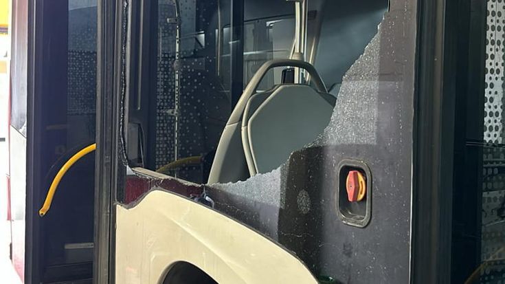 Napoli, sassaiola contro un bus Anm